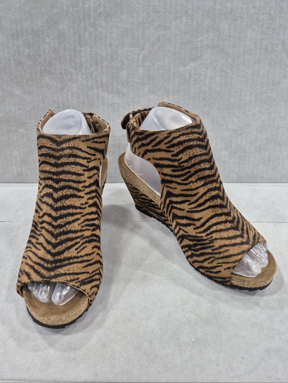 Boutique by Corkys Calypso wedge women's 8 black tan furry tiger striped